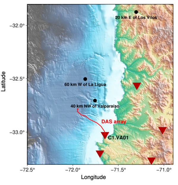 Map of the study area in Chile. Red curve is the DAS array, black dots are earthquakes, dark red triangles are permanent seismic stations. | TSR doi.org/10.1785/0320230018