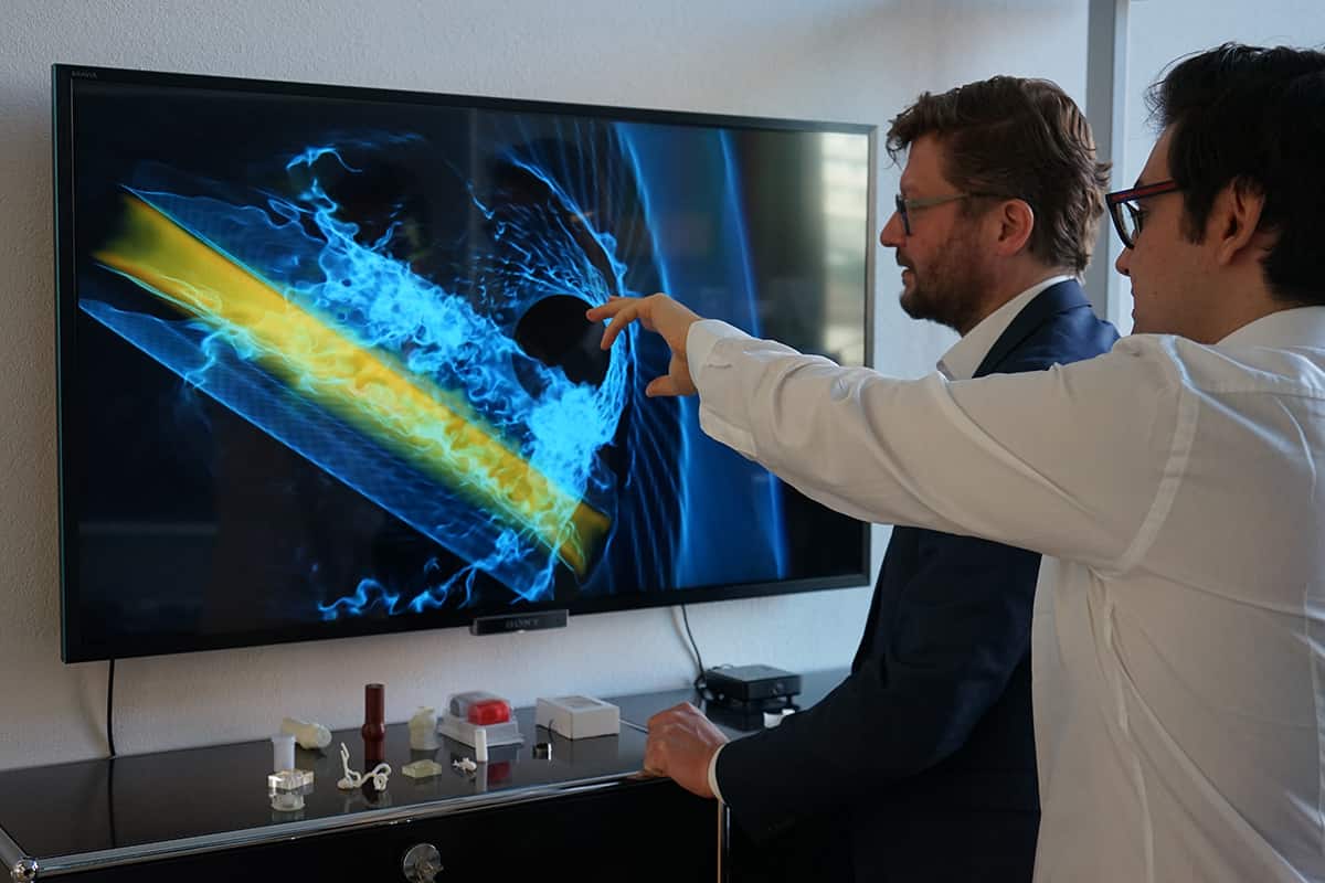 Hadi Zolfaghari (front) and Dominik Obrist (back) are discussing the turbulent flow in the mechanical heart valve. © M. Kugemann for ARTORG Center, University of Bern