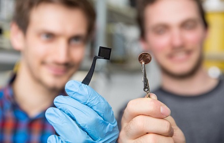 CAPTION The optical microchips that the researchers are working on developing are about the size of a one-cent piece.  CREDIT WWU Muenster - Peter Leßmann