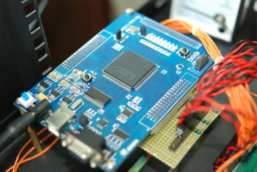 A photo of an Xilinx field-programmable gate array, or FPGA. Photo: Thomas.L/flickr