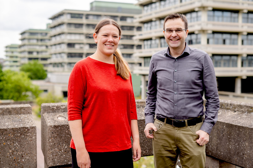 Part of the Bochum research team: Vivian Brandenburg (left) and Axel Mosig © RUB, Marquard