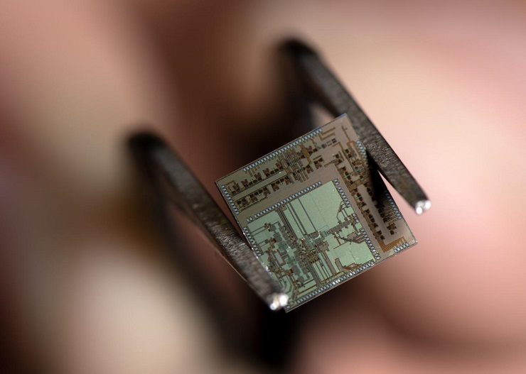 CAPTION The 'end-to-end transmitter-receiver' chip boasts a unique architecture combining digital and analog components on a single platform, resulting in ultra-fast data processing and reduced energy consumption.  CREDIT Steve Zylius / UCI