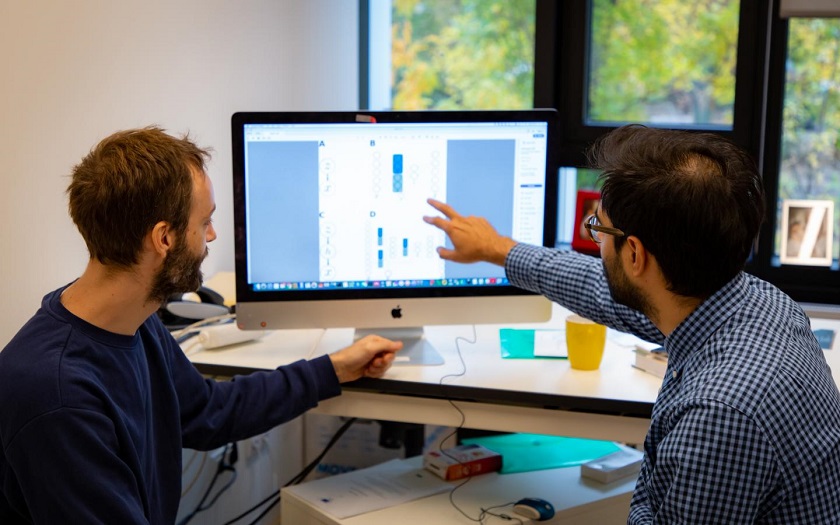 CAPTION Ronen and Akalin discuss the research results.  CREDIT Felix Petermann, MDC