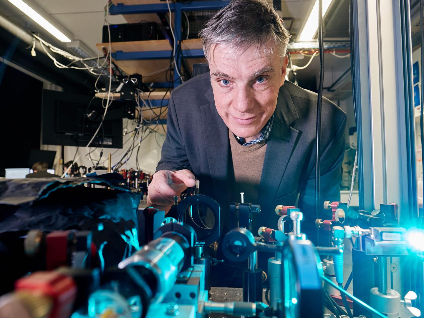 Prof. Dr. Martin Weitz with the optical setup at the measuring table at the Institute of Applied Physics at the University of Bonn.  CREDIT © Gregor Hübl/Uni Bonn