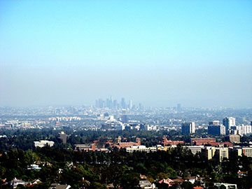 Visible pollutants can react with sunlight to create invisible ozone pollution, which frequently reaches unhealthy levels in major cities like Los Angeles. New research indicates that the pollution may worsen in coming decades due to chemical reactions in the air associated with climate change. (Wikimedia photo by Thomas.)