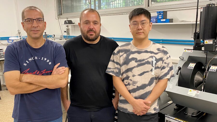 Researchers (left to right) Jordi Sort, Enric Menéndez and Zhengwei Tan in the lab at the UAB.