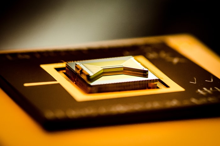 A chip containing an ion trap that researchers use to capture and control atomic ion qubits (quantum bits).  CREDIT Kai Hudek/JQI)