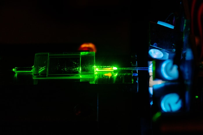 An integrated photonic quantum component with direct fibre coupling. Scientists from Paderborn University are using it to study quantum networks.  CREDIT Paderborn University, Besim Mazhiqi