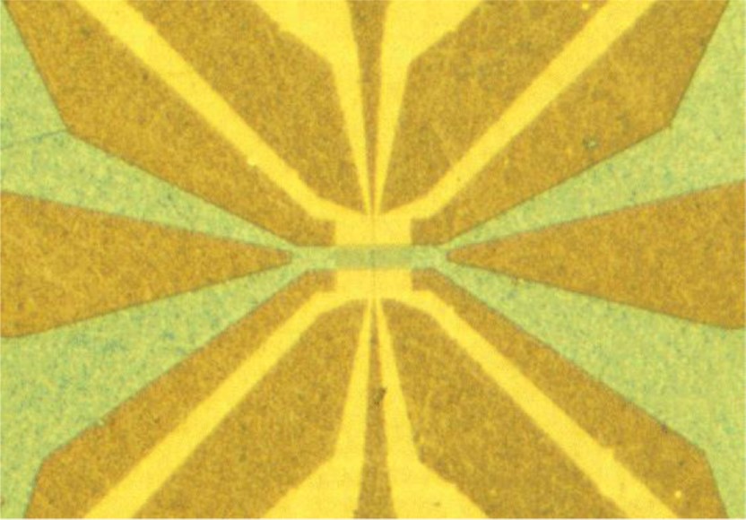 Device where the long range Josephson coupling has been demonstrated.  Superconducting YBa2Cu3O7 regions (yellow) are separated by a half-metal La2/3Sr1/3MnO3 ferromagnet (green).