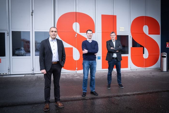 The research team in front of SLS (from left): Andrea Prota, Tobias Mühlethaler, and Michel Steinmetz  CREDIT Paul Scherrer Institute/Mahir Dzambegovic