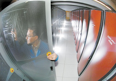 A Cray contractor checks out a Red Storm panel when the machine was in its prime. (Photo by Randy Montoya)