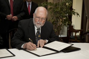 Klaus Tschira signed the agreement establishing the Heidelberg Laureate Forum at the Norwegian Academy of Science and Letters. (Photo: Eirik Furu Baardsen)